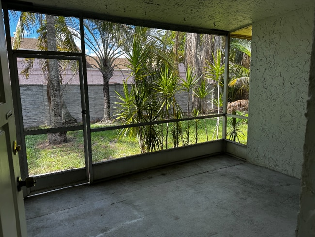 Building Photo - 7902 NW 70th Ct