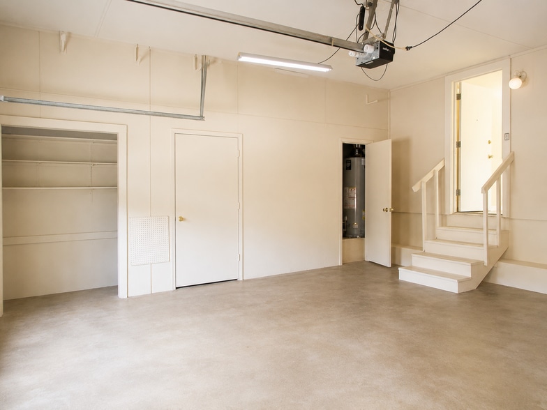 Building Photo - 126 Hollyhill Ln