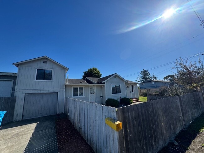 Building Photo - Spacious Myrtletown 4/2 home