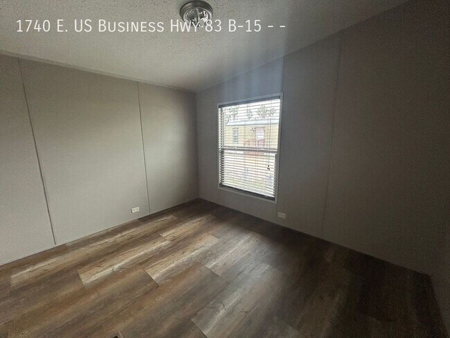 Building Photo - 15 B St