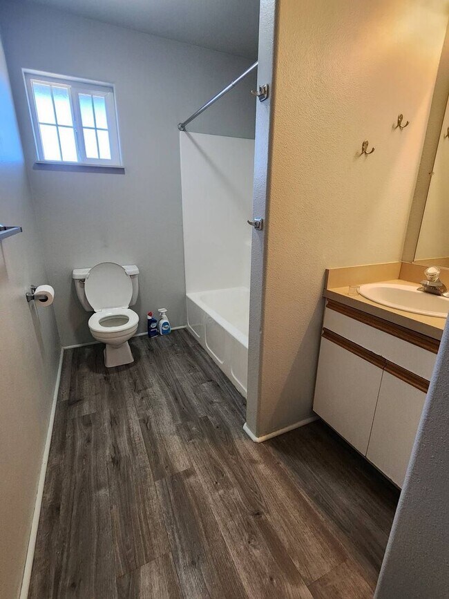 Building Photo - 352 S Calapooia St