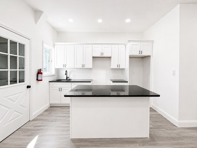 Building Photo - 428 56th St