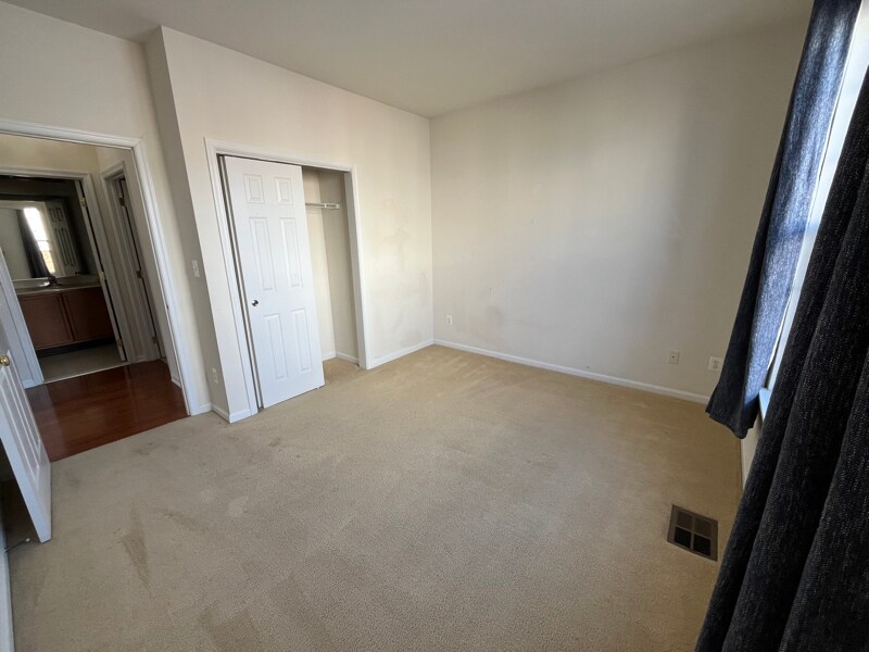 Building Photo - 43935 Hickory Corner Terrace