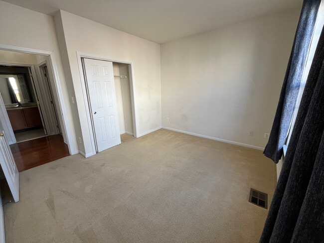 Building Photo - 43935 Hickory Corner Terrace