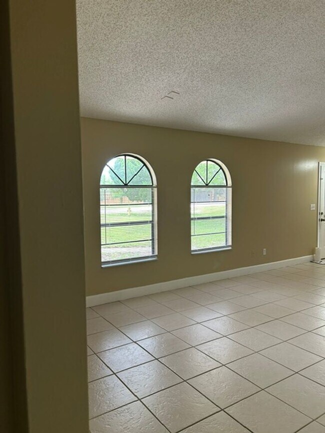Building Photo - JUST LISTED -5 BEDROOM + BONUS ROOM - DELTONA NO PETS ALLOWED