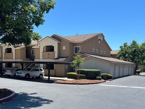 Building Photo - Great Condo in Roseville