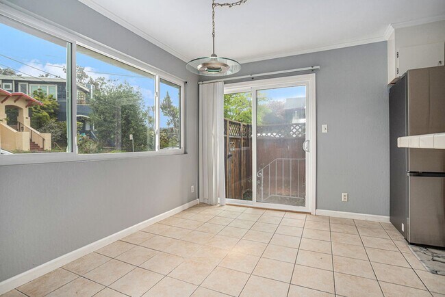 Building Photo - 370 Santa Clara Ave