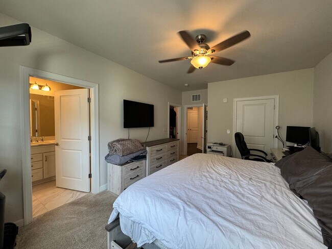 Building Photo - Stylish 2 Bed 2 Bath Condo With Den & Balc...
