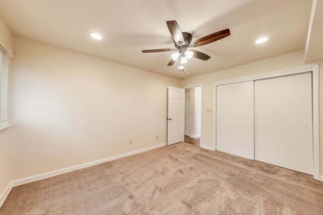 Building Photo - 5651 Kennedy St