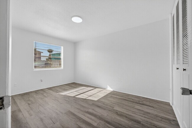 Building Photo - 2417 N Oleander Ave