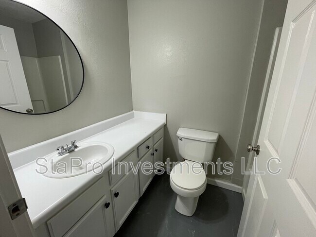 Building Photo - 158 Village Pl