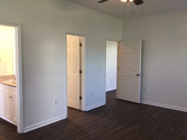 Building Photo - 5511 Kathleen Dr