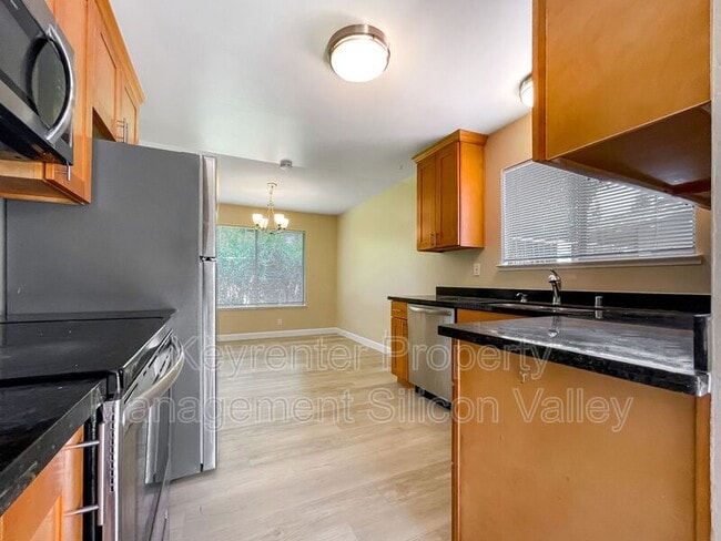Building Photo - 933 Miramonte Ave