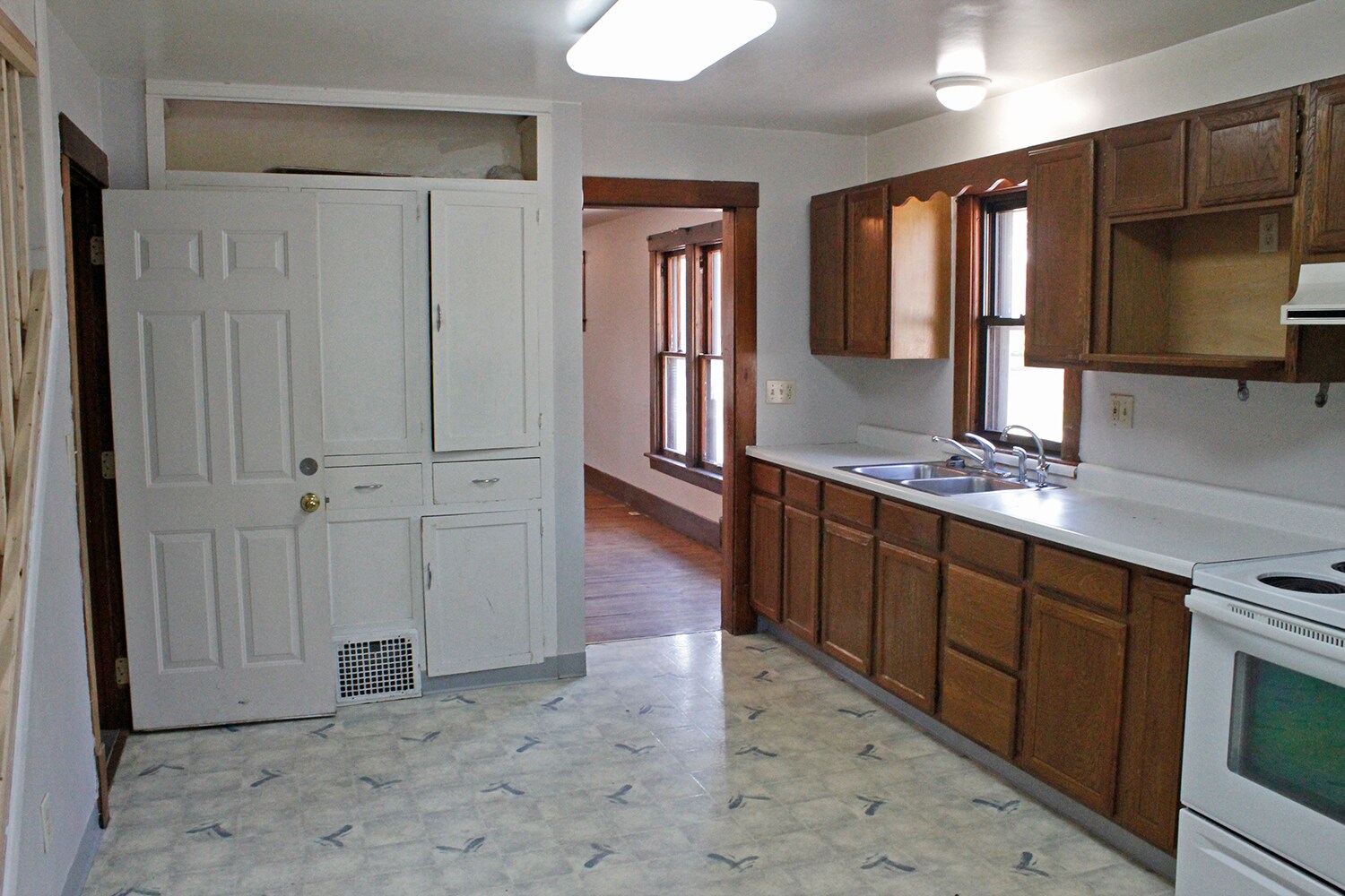 Building Photo - 909 6th Ave