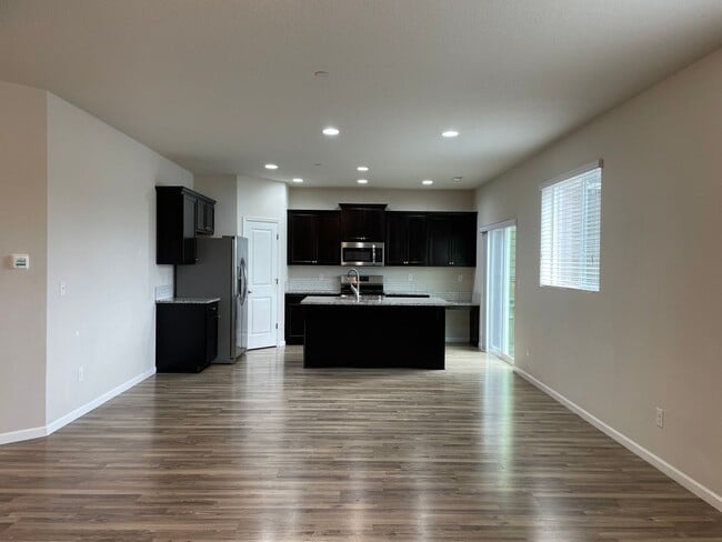 Building Photo - Beautiful 4 Bedroom 2.5 Bath Home Located ...
