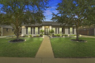 Building Photo - 15710 Creekhaven Dr