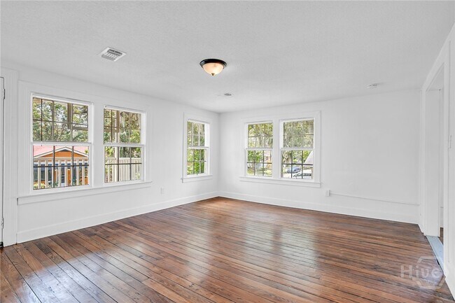 Building Photo - 906 E 39th St