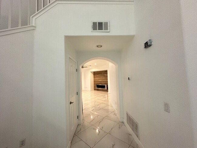 Building Photo - 5701 W Country Ave