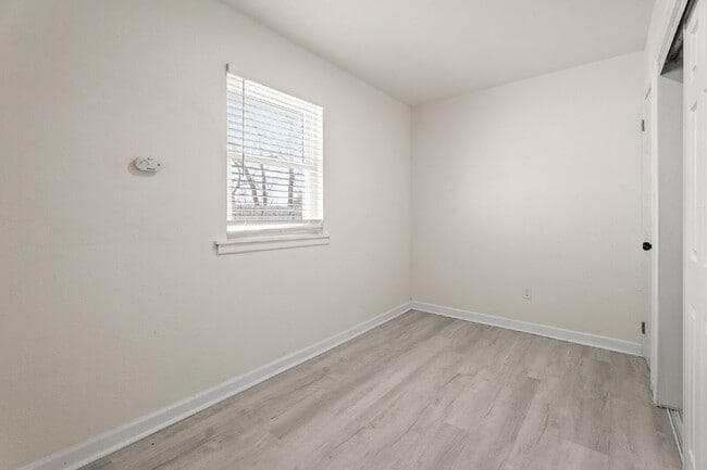 Building Photo - Newly Renovated 4/5 Bed 2 Bath in South Houston!