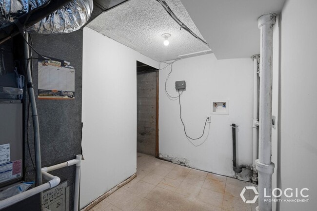 Building Photo - Beautiful Spacious Home in Great Sandy Loc...