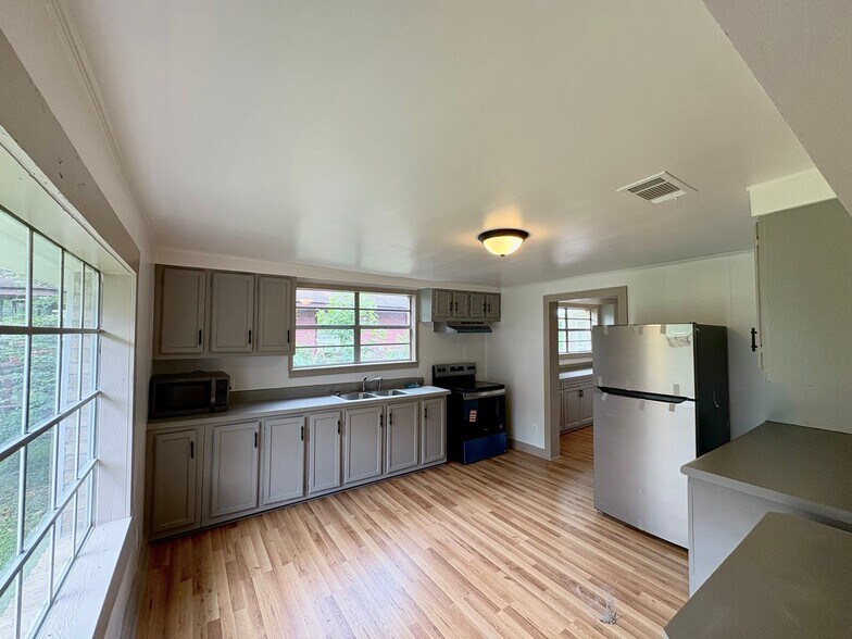 Building Photo - 861 Welworth St