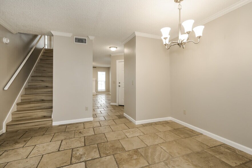 Building Photo - 653 Staffordshire Dr E