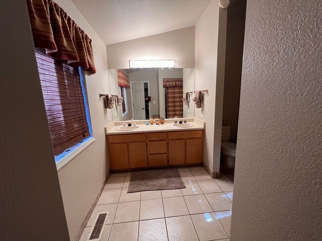 Building Photo - Move In Ready Gorgeous Home In The Country Club