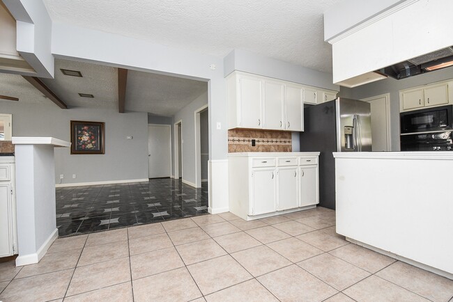 Building Photo - 4811 Shatner Dr