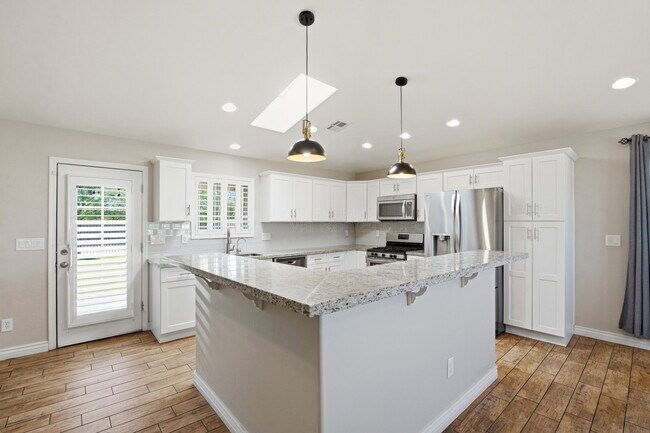 Building Photo - 1901 N Rosemont Blvd