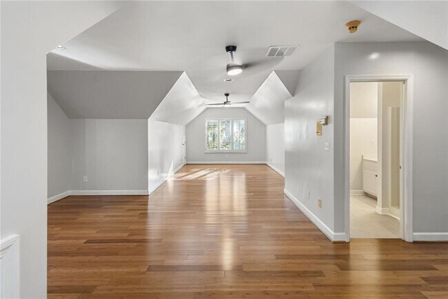 Building Photo - 2910 Emerald Dr