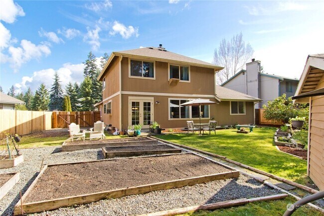 Building Photo - Charming 4 Bedroom home with fenced yard a...