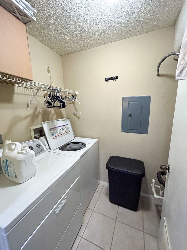 Building Photo - Windsor Park #1221 - Pet Friendly!