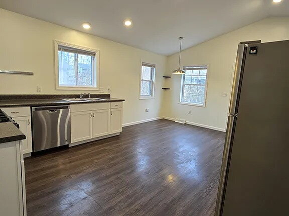 Building Photo - Convenient first floor living! Two bedroom, one bathroom house for rent. Updated flooring, bathro...