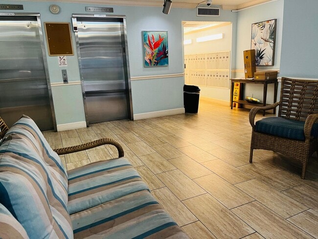 Building Photo - 3150 N Palm Aire Dr