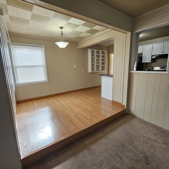 Building Photo - Nice 2 Bedroom Ranch w/ Great Room, Semi F...