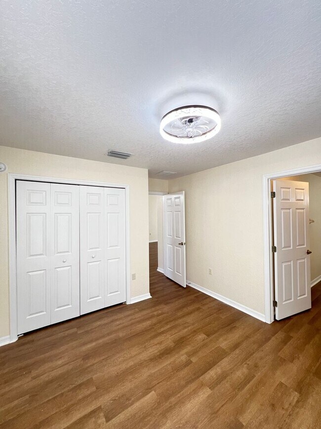 Building Photo - Your 3BD/2BA Peaceful Retreat in the Heart of Ocala!