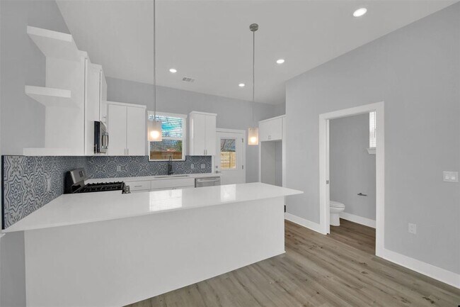 Building Photo - 1104 Begonia Terrace