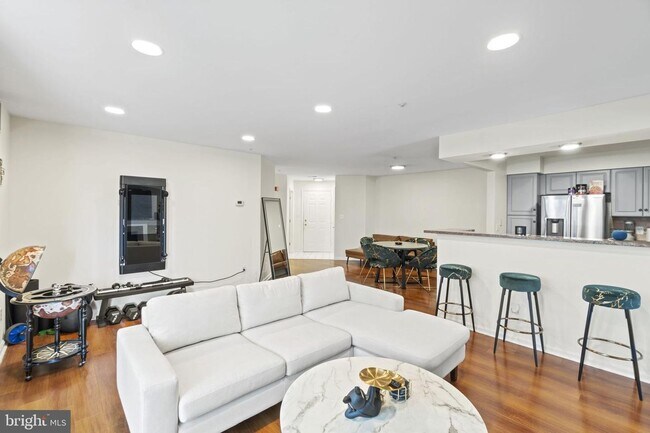 Building Photo - Live the Life with Convenience and Style!