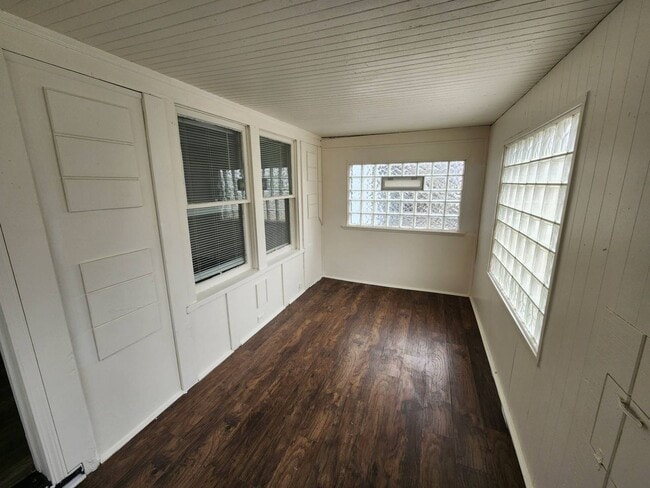 Building Photo - 3 Bed House | 20% OFF ON SECOND MONTH'S RENT