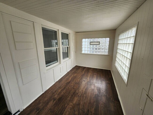 Building Photo - Charming 3-Bedroom Property in Prime Location