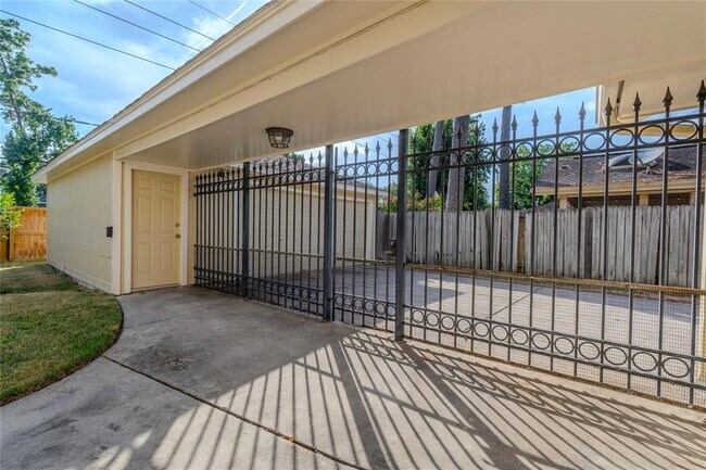 Building Photo - 16227 Southampton Dr