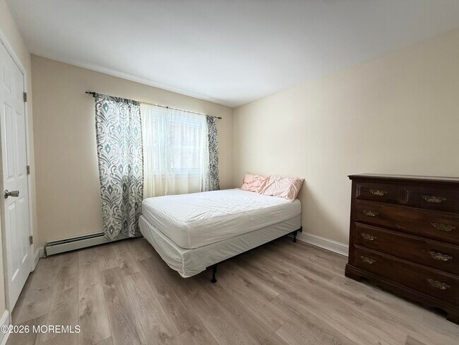 Building Photo - 63 Shorewood Dr