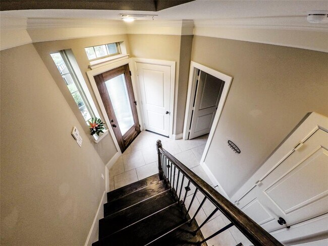 Building Photo - 736 Nicholson St