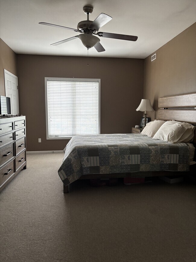 Building Photo - 420 Community Dr