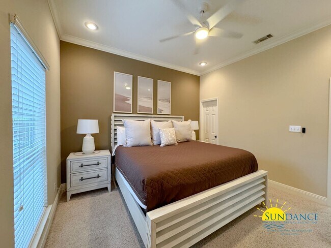 Building Photo - Exceptional Opportunity: Main Home plus Ga...