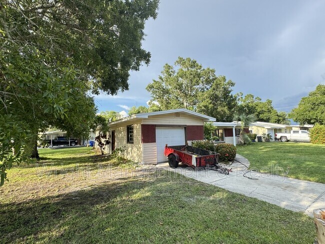 Building Photo - 427 Country Club Dr