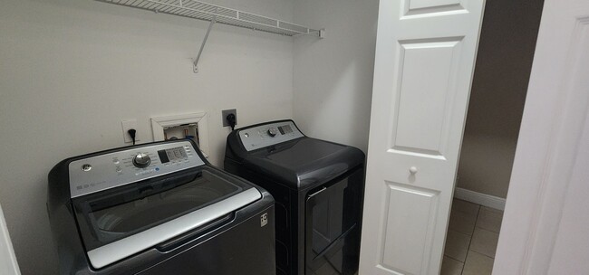 Building Photo - 3 Bedroom 2 Bath Lakefront Townhouse