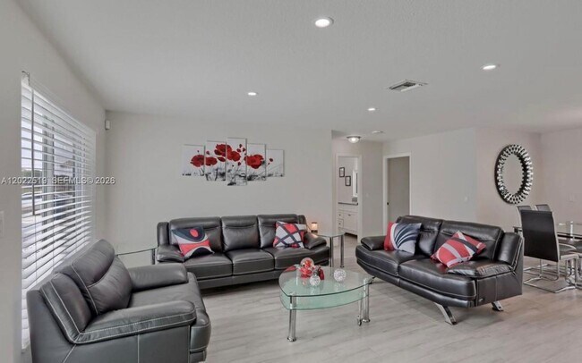 Building Photo - 876 Gardenia Dr