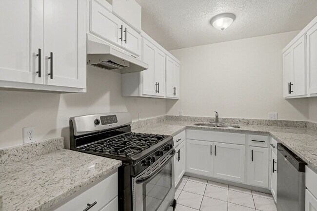 Building Photo - "Charming 3-Bedroom Retreat with 2 Full Baths