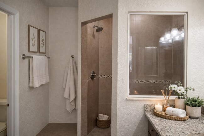 Building Photo - Beautiful Remodeled Winter Park 2/2 Condo for Rent in Front of Full Sail.